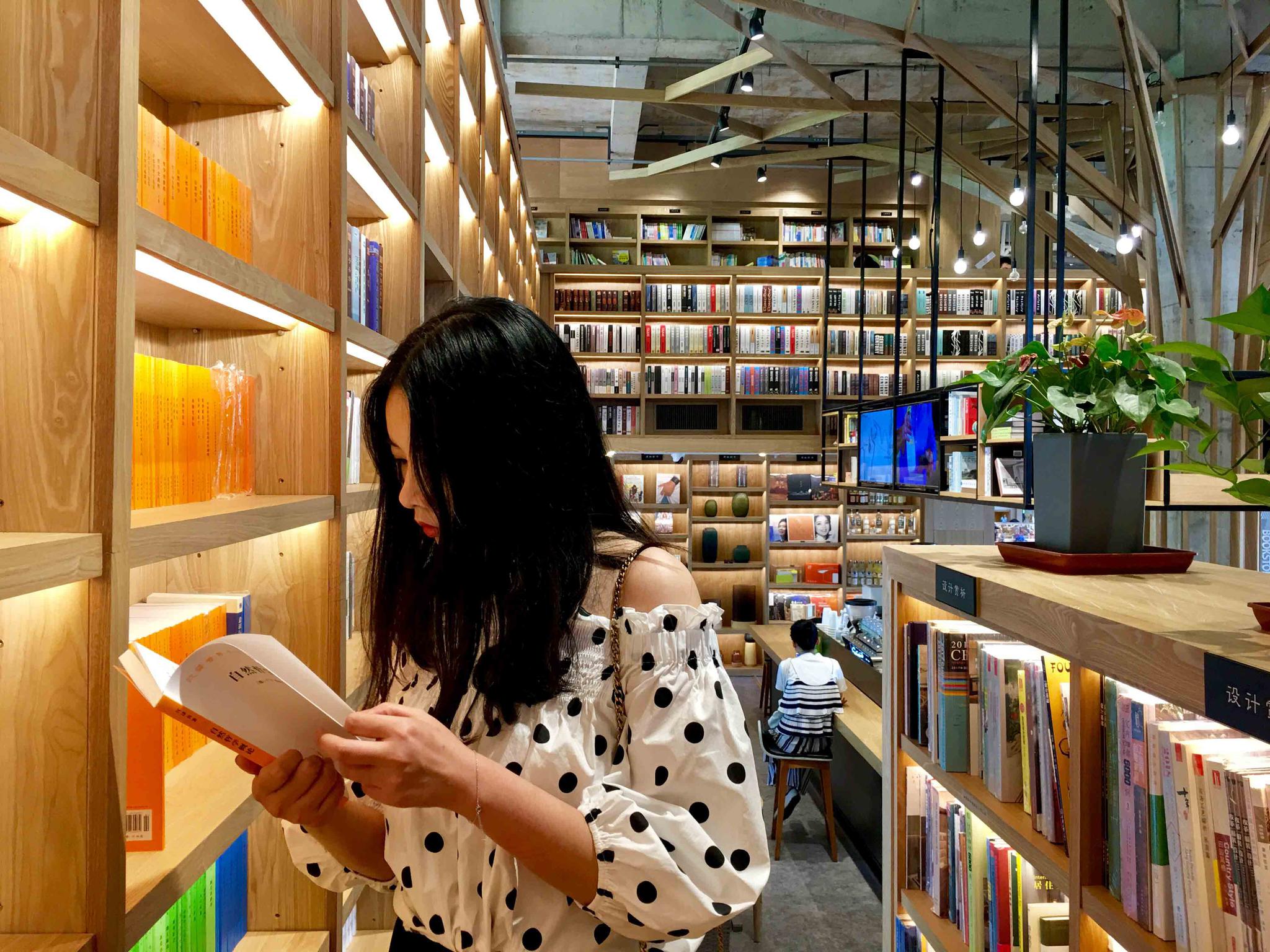 樹(shù)深時(shí)見(jiàn)鹿 溪午不聞鐘。這里是時(shí)見(jiàn)鹿書(shū)店,一個(gè)看書(shū)的好去處