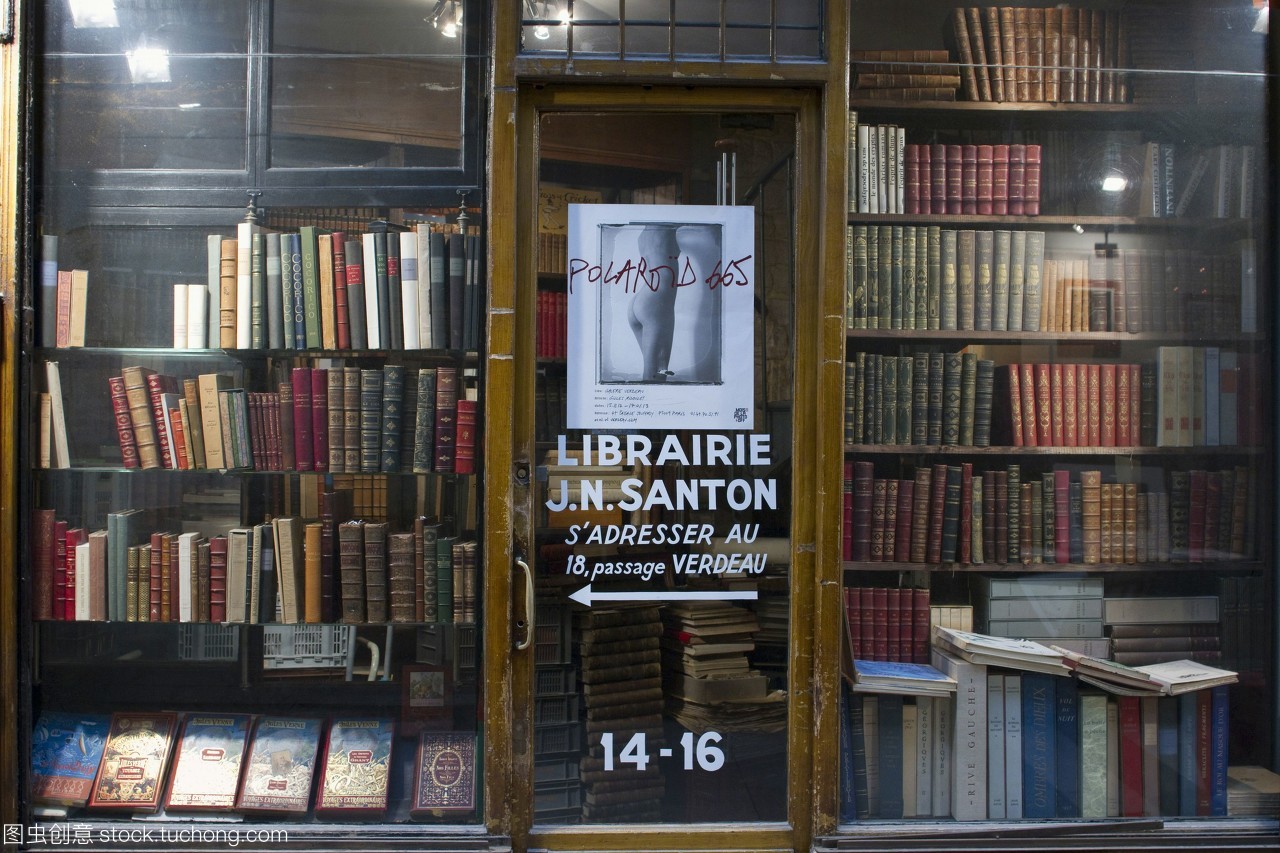 巴黎二手書店的櫥窗 時光與文字的鏡像