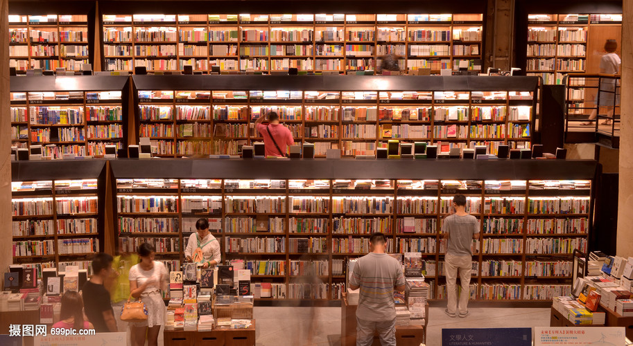 寬敞的書店購書架